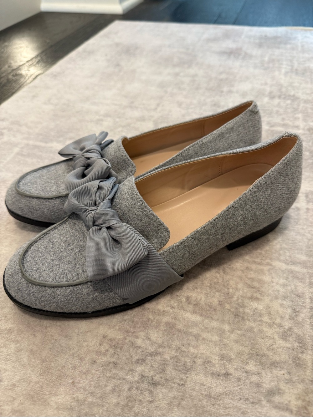 Bandolino Gray Felt Bow Loafers size 8